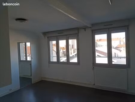 riom-f2 43m²-483+140 euros 3ème étage- parking gratuit a 60 mètres