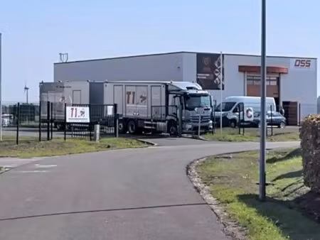 à louer  grande halle de stockage / dépôt grande hauteur avec bureaux et logement  site sé
