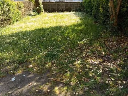 local avec grand jardin