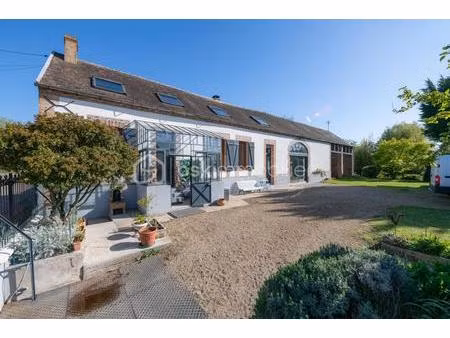 magnifique longère du 19ème siècle avec ses garages et son très beau jardin clos et arboré