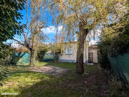 à vendre charmante maisonnette sur un terrain de 990 m² clos et arboré