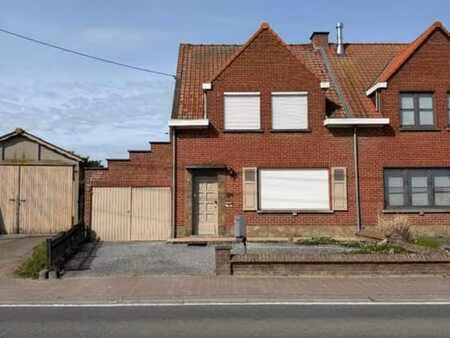 bonne maison avec garage et jardin.
