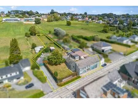 spacieux logement avec atelier et garage