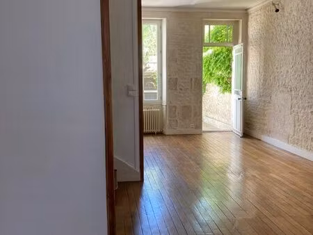 location maison de ville de 6 pièces avec jardinet