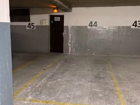 place de parking sécurisée à vanves  à 2 min de la gare