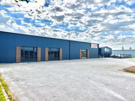 local idéalement placé (face à carrefour)