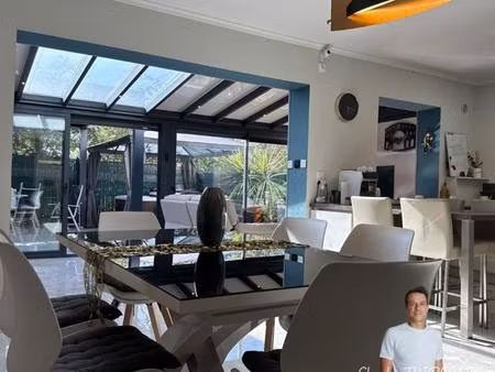 maison lumineuse 3 chambres – extérieurs soignés  spa et grande pièce de vie