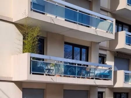 studio bel emplacement  locataire en place