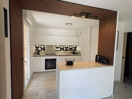 magnifique t3 traversant- 72m2- entièrement rénové - balcons 25m2- garage + parking  600m 