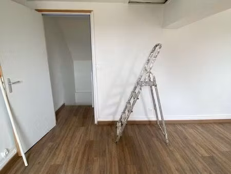 t1 spacieux lumineux proche bus et commerces