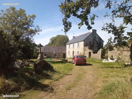 r corps de ferme avec dépendances et terres attenantes