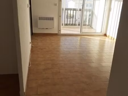 à vendre t2 cabine dans résidence avec piscine et boulodrome