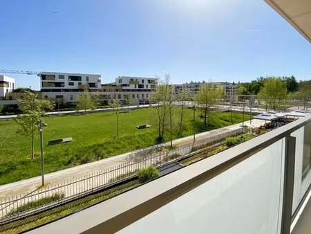 appartement lumineux avec balcon à saint-cyr-l'école