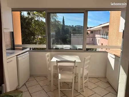 studio meublé à l'année sanary centre avec parking privé