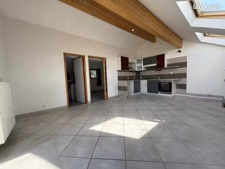 t2 lumineux - arrêt de tram à 50m