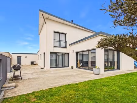 maison de 6 pièces de 170 m² à sibiril