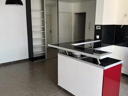 t2 lumineux avec terrasse & garage – centre-ville de mauguio