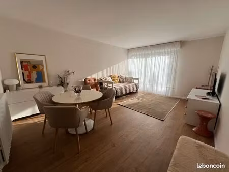 t2 56 m² rénové + terrasse + parking – centre royan