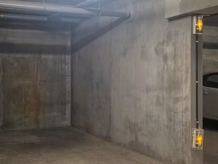 parking + borne de recharge 11kw – idéal ve – la rochelle