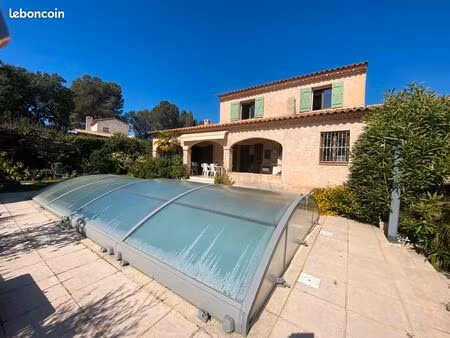 villa avec piscine et sans vis à vis à st raphael