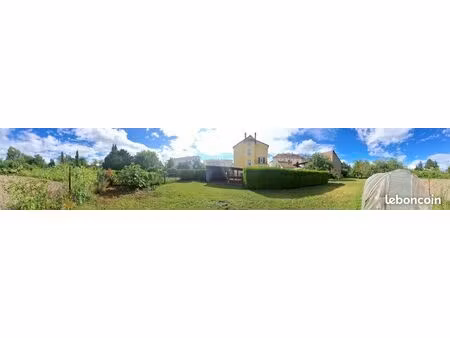 corps de ferme sur 26 ares (immeuble 3 appts + grange réhabilitable)