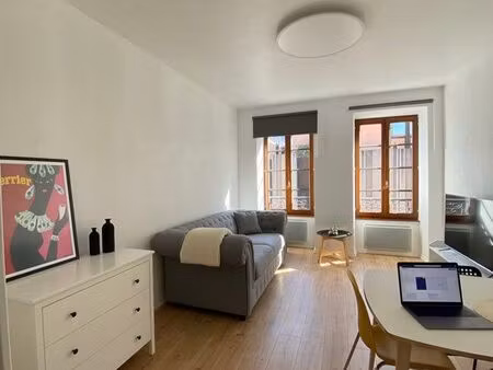grand studio - 27m2 - refait à neuf