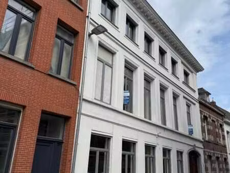 grand bâtiment administratif centre-ville de tournai