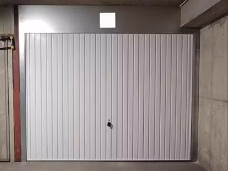 box fermé dans une résidence sécurisée