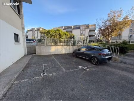 place de parking extérieure