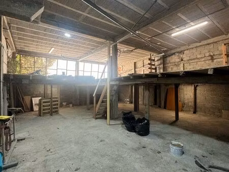 local / entrepôt / box de stockage / hangar