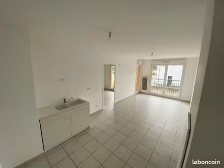 t2 avec 2 places de parking le pontet