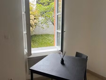 joli studio vue sur jardin