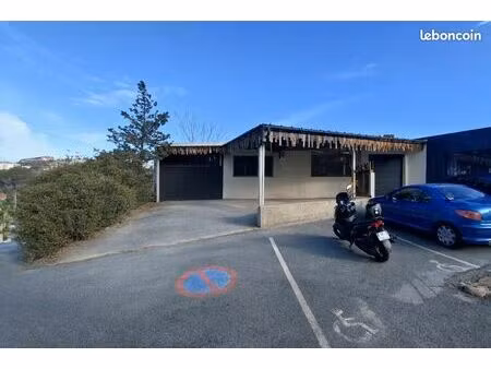 local commercial avec terrasse et parking