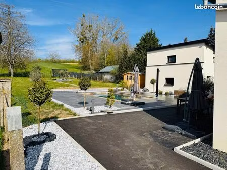 maison individuelle entièrement rénovée avec piscine  dépendance et prestations haut de ga