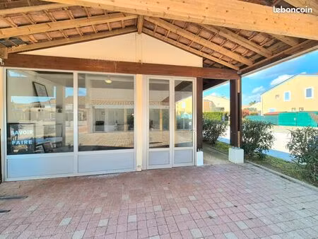 local commercial proche mer