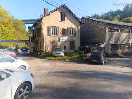 bâtiment industriel avec maison