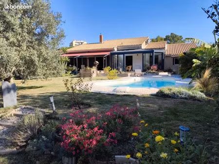 grand maison 4 chambres avec jardin et piscine