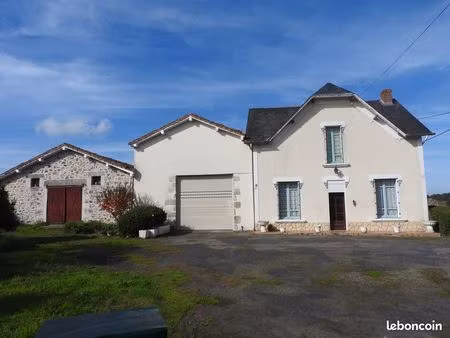 joli ancien corps de ferme à clesse 79350