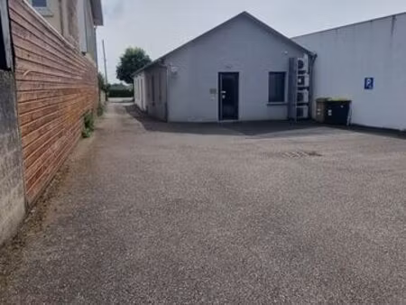 local professionnel sur un axe passant