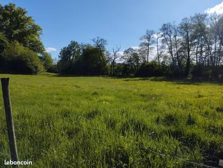 à louer terrain d’environ 1 hec  calme et naturel. accolé a un ruisseau