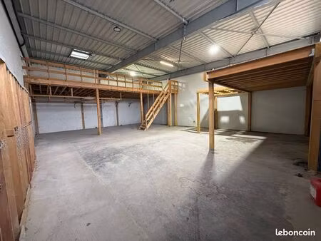 local d’activité 194 m² + mezzanine 70 m² – grande hauteur – cour privative – zi leclerc
