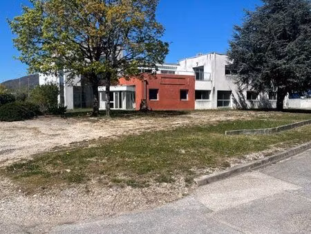 bureau et/ou dépôt