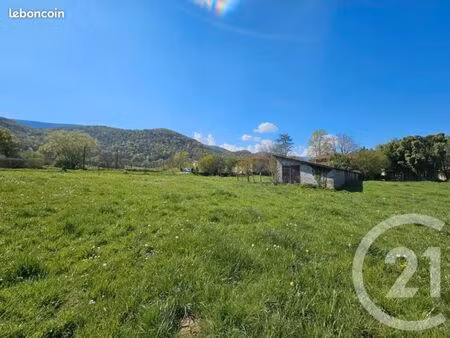 terrain 2 830 m² mane