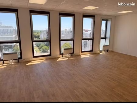 bureaux 56 m² rénovés + parking – vue magnifique – central gare (6e étage)