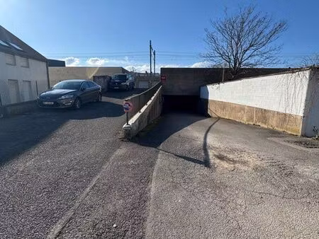 grand garage sécurisé secteur prison et boulevard de l’université