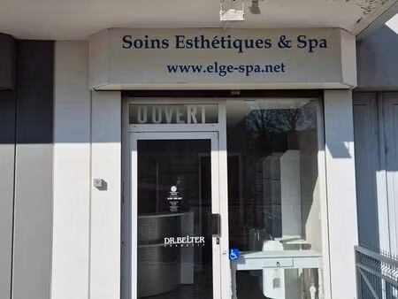local commercial de 54 m² aménagé avec cabines de soins