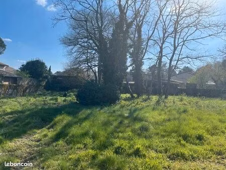 terrain 750 m² landiras