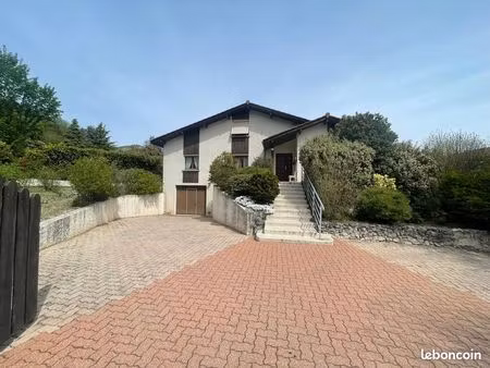 claix  belle villa  avec sous-sol et jardin