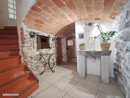 coup de cœur maison de village pleine de charme  pierres  poutres  cour et terrasse sans v