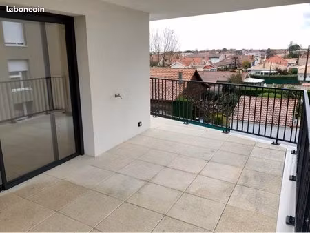 ? t3 65 m² + terrasse 20 m² – hyper centre la teste-de-buch